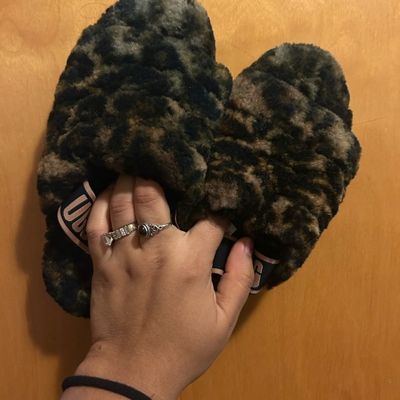 Women's Ugg Leopard Print Fuzzy Slippers - Picture 1 of 9